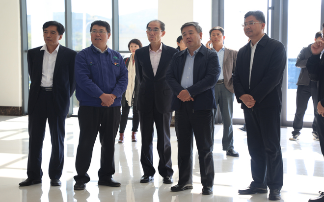 縣委書記王義樸一行來公司參觀知道工作(大).jpg 縣委書記王義樸一行來公司參觀知道工作(大).jpg